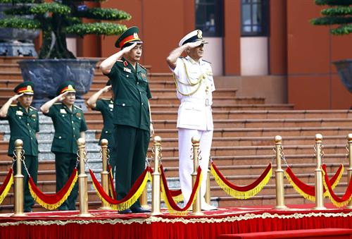 越南人民军总参谋长、国防部副部长潘文江上将和印度参谋长委员会主席兼海军司令苏尼尔•兰巴上将检阅仪仗队。（图片来源：越通社）