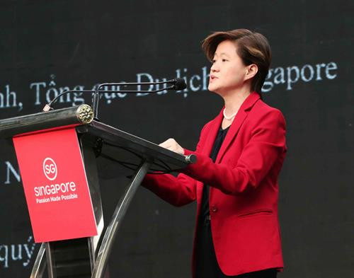新加坡驻越南大使凯瑟琳•王发表讲话。图自越通社
