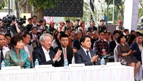 参加新加坡节的代表们。图自越通社