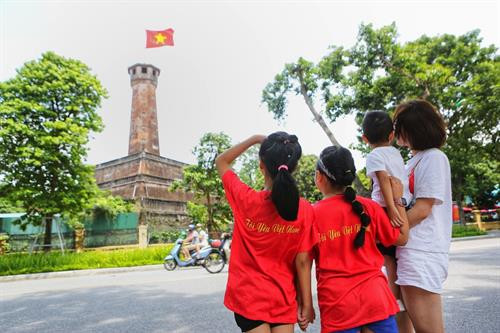 河内市民参观巴亭广场。图自越通社