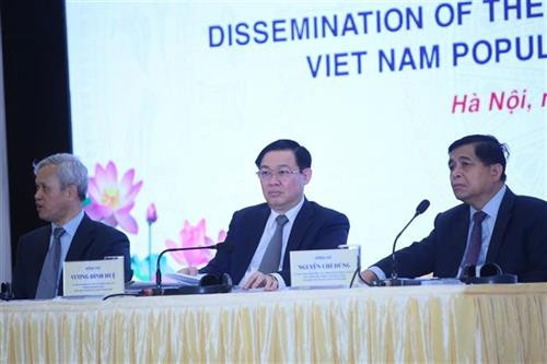 政府副总理、中央人口与住房普查工作指导委员会主任王廷惠（中）主持会议。图自越通社