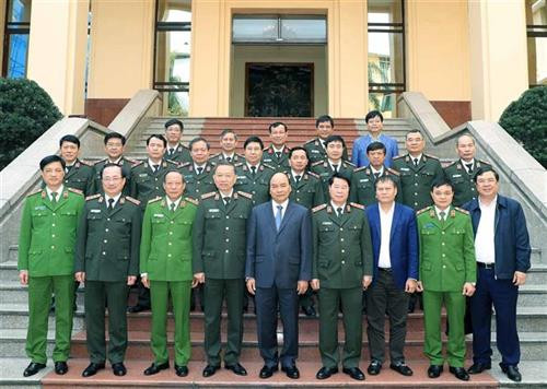 政府总理阮春福（第一排中间）同与会代表合影。图自越通社