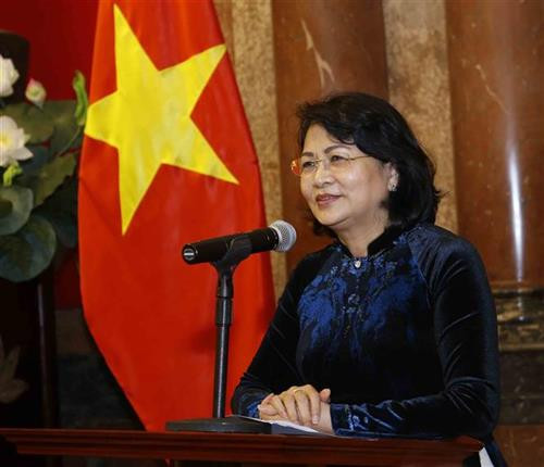 邓氏玉盛在见面会上发表讲话。图自越通社