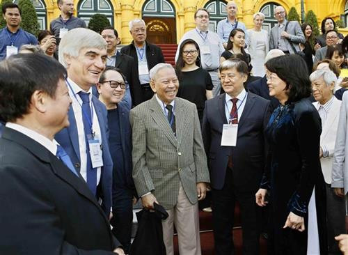 邓氏玉盛与各位代表亲切交流。图自越通社