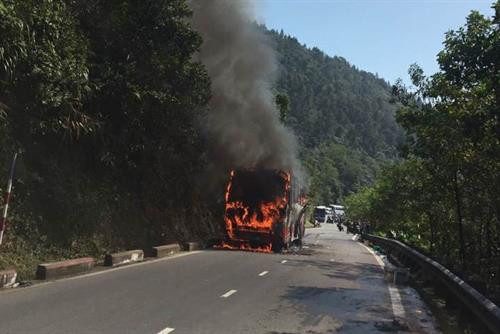 旅行车自燃事故现场。（图片来源：http://kenh14.vn）