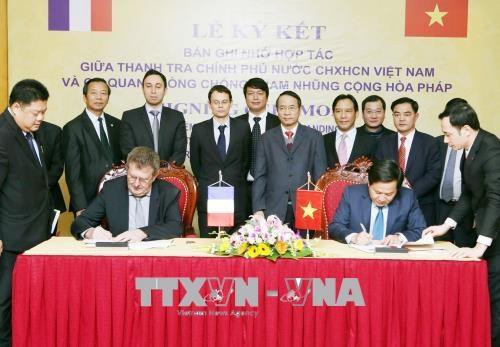 越法反腐败合作协议签字场景(图片来源：越通社)