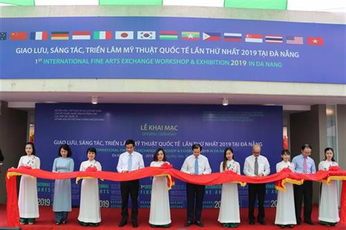 首届国际美术创作及交流展览活动在岘港市开幕。图自越通社 首届国际美术创作及交流展览活动在岘港市开幕。图自越通社
