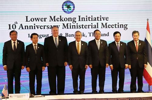 各位部长在会议上合影。图自越通社 各位部长在会议上合影。图自越通社