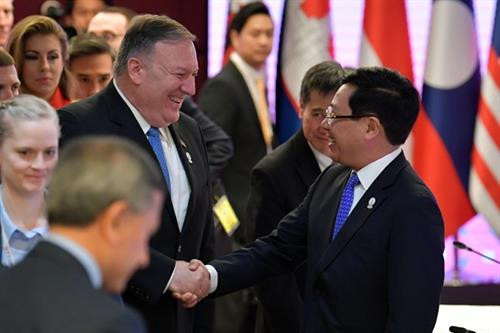 越南政府副总理兼外交部长范平明与美国国务卿迈克·蓬佩奥。图自越通社