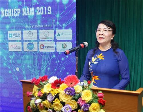 教育培训部副部长阮氏义发表讲话。图自越通社