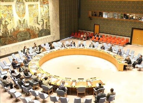 辩论会场景。图自越通