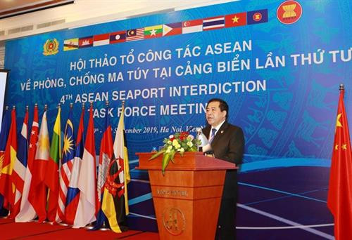 越南公安部毒品犯罪调查警察局局长范文阁中将在会上发表讲话。图自越通社 越南公安部毒品犯罪调查警察局局长范文阁中将在会上发表讲话。图自越通社