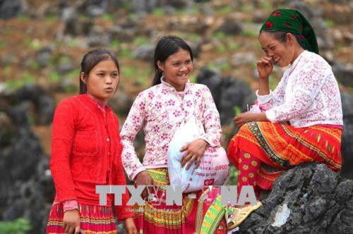 少数民族姑娘穿着传统服装参加 蔻瓦伊爱情集市。越通社记者 成达 摄