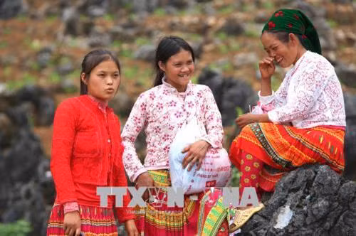 少数民族姑娘穿着传统服装参加 蔻瓦伊爱情集市。越通社记者 成达 摄