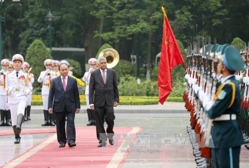 阮春福与斯里兰卡总理拉尼尔·维克勒马辛哈检阅仪仗队。（图片来源：越通社）