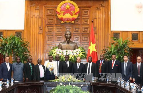政府总理阮春福会见坦桑尼亚部长代表团。(图片来源:越通社) 政府总理阮春福会见坦桑尼亚部长代表团。(图片来源:越通社)