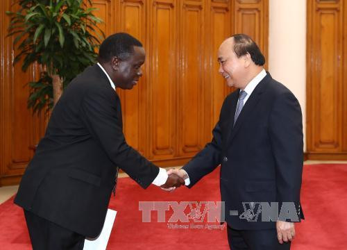 阮春福总理与坦桑尼亚工贸部部长查尔斯·姆维贾盖。(图片来源:越通社) 阮春福总理与坦桑尼亚工贸部部长查尔斯·姆维贾盖。(图片来源:越通社)