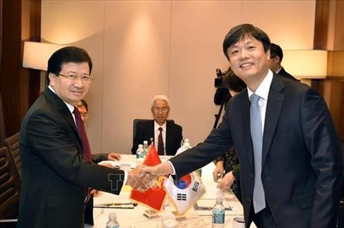 越南政府副总理郑廷勇与韩国第四次工业革命委员长张炳奎。图自越通社