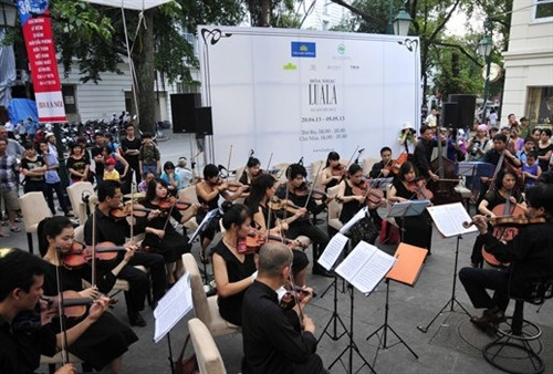 还剑湖步行街上的LUALA音乐会。(图片来源:因特网) 还剑湖步行街上的LUALA音乐会。(图片来源:因特网)