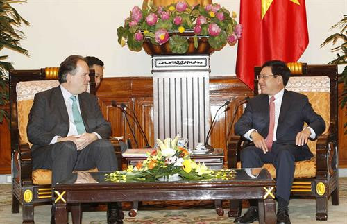 越南政府副总理兼外交部长范平明（右）与英国外交部亚太事务国务大臣菲尔德。（图片来源：越通社）