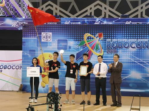 组委会向中国队颁奖。图自越通社