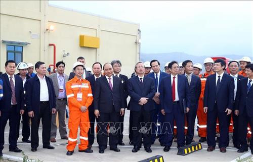 阮春福与各位代表参观宜山炼油化工联合项目。图自越通社