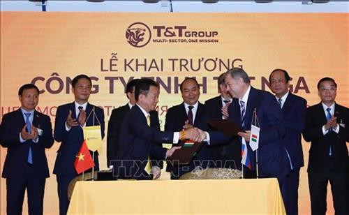 春福总理见证了越南 T&T 集团与俄罗斯合作伙伴签署谅解备忘录。图自越通社 春福总理见证了越南 T&T 集团与俄罗斯合作伙伴签署谅解备忘录。图自越通社