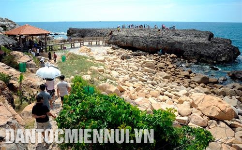宁海县永海乡杭莱（Hang Rái ）拥有海上瀑布的雄伟自然景观和独特的地形已吸引大量国内外游客前来参观。记者 福青 摄
