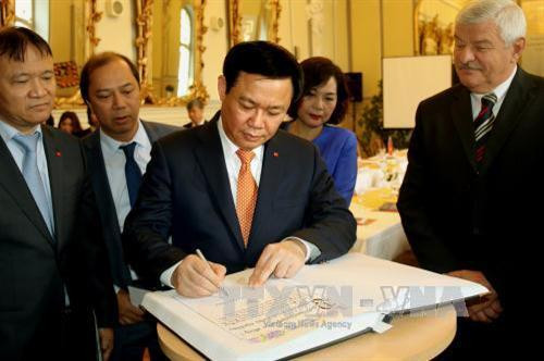 越南政府副总理王廷惠对斯洛伐克进行访问 ảnh 3