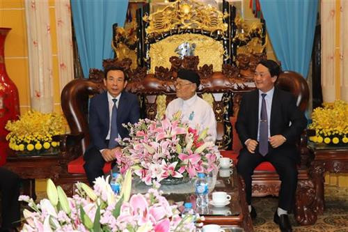 西宁省高台教教会掌管尚八青在西宁省高台教教会会见越共中央书记处书记、中央办公厅主任阮文年，越南祖国阵线中央委员会副主席兼秘书长候阿令。图自越通社