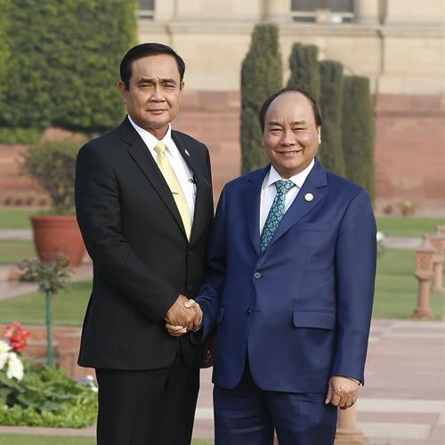 越南政府总理阮春福（右）和泰国总理巴育。越通社记者统一 摄