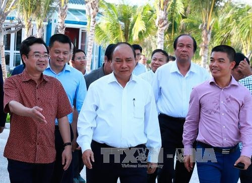 阮春福参观富国岛翡翠湾JW 万豪度假区。（图片来源：越通社）