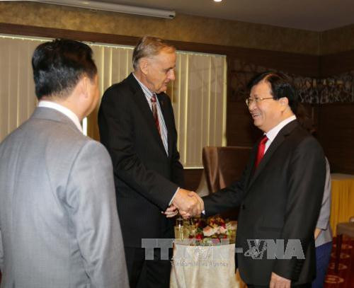 越南政府副总理郑廷勇（右）与APEC秘书处执行长波拉德（Alan Bollard）。（图片来源：越通社）
