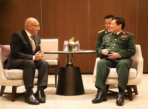 越南国防部部长吴春历大将会见新西兰国防部长马克。（图片来源：越通社）