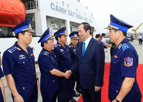 国家主席陈大光看望慰问越南海警司令部第三海区干部和战士。（图片来源：越通社）