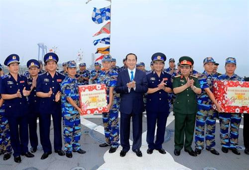 国家主席陈大光看望慰问越南海警司令部第三海区干部和战士。（图片来源：越通社）