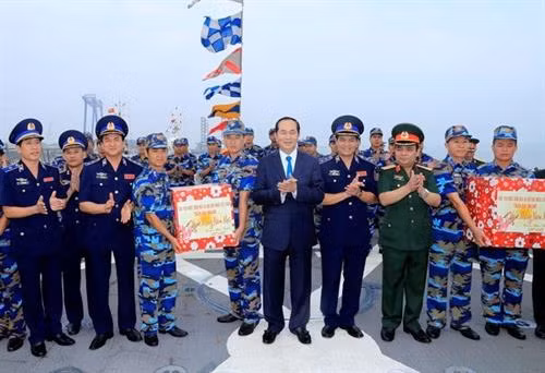 国家主席陈大光看望慰问越南海警司令部第三海区干部和战士。（图片来源：越通社）