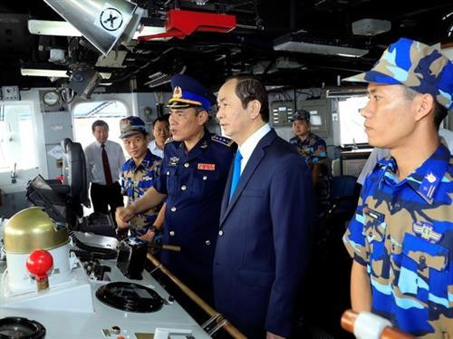 国家主席陈大光看望慰问越南海警司令部第三海区干部和战士。（图片来源：越通社）