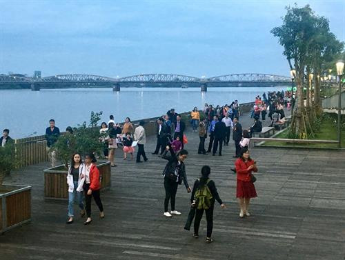 香江上步行桥全长400米，面积2443平米。图自越通社