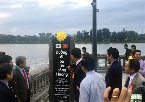 香江上步行桥全长400米，面积2443平米。图自越通社