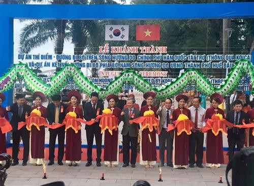 代表们为顺化市香江上步行桥投入使用 进行建材。图自越通社