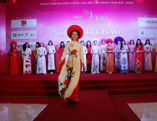 2019年“京北小姐”选美大赛决赛的选手。（图片来源：越通社）