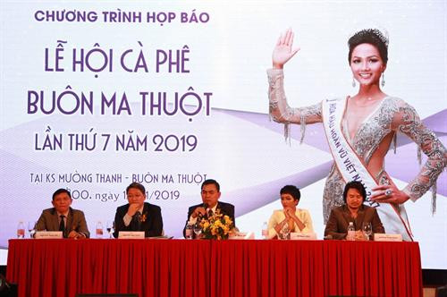 新闻发布会全景。（图片来源：越通社）