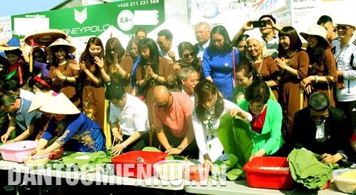 包粽子和打糍粑比赛吸引许多四面八方游客和旅外越侨前来参加。记者 林庆 包粽子和打糍粑比赛吸引许多四面八方游客和旅外越侨前来参加。记者 林庆