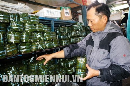 日丽粽子之所以有着特别之处和给人们留下深刻印象，是因为只有顺化本地人才能做到的具有优质且与众不同的粽子。记者 胡求 摄