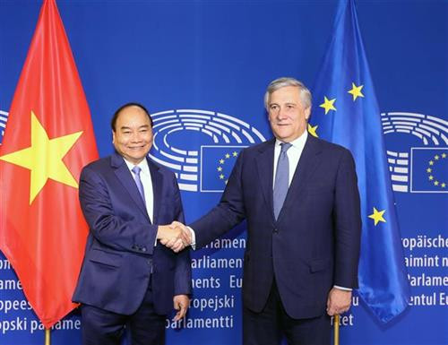 阮春福会见了欧洲议会议长安东尼奥•塔亚尼。图自越通社
