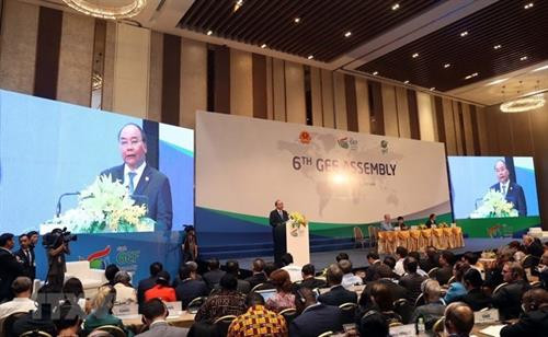 越南政府总理阮春福在全球环境基金(GEF)第六届成员国大会开幕式上发表讲话。越通社记者 统一 摄