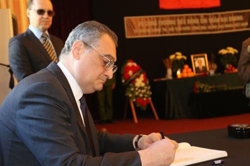 俄罗斯外交部副部长莫尔古洛夫在吊唁簿上题词。图片来源：越通社