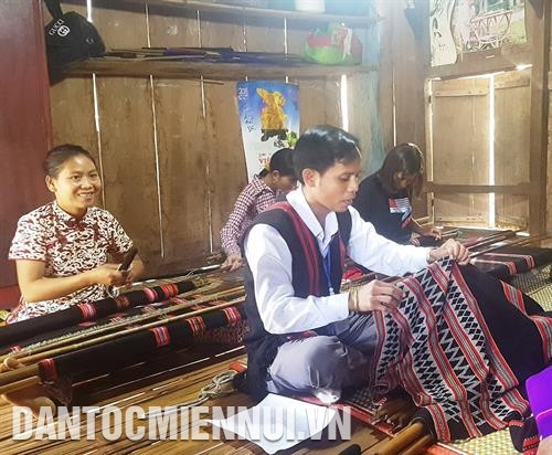 巴克人常在农闲期间 织锦。记者 青水 摄 土锦是服务同胞必要需求的产品，是体现巴克-云乔人特色文化的产品。记者 青水 摄 织锦业得到恢复和发展已有助于提高巴克-云乔族人的收入。记者 青水 摄 得克容县阿泵乡织锦生产组聚集了许多织锦艺人。记者 青水 摄