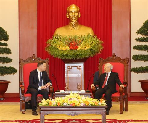 越共中央总书记阮富仲（右）会见波兰总统杜达。（图片来源：越通社）